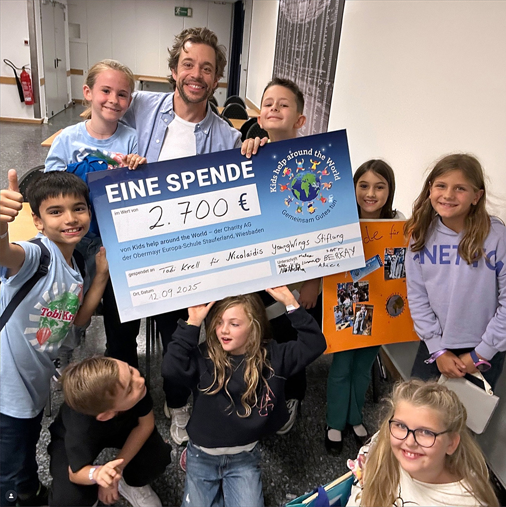 Kids help überreicht Spendenscheck an Checker Tobi